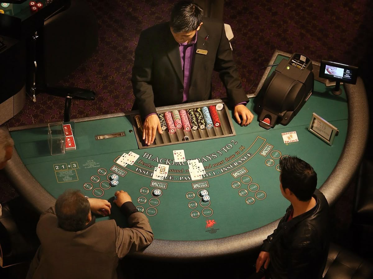 Grandslots کیسینو میں پوکر گیمز